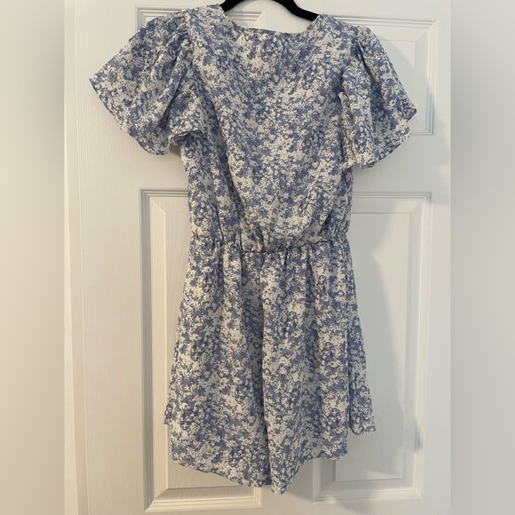 Lulu’s blue floral romper size small - Picture 5 of 7